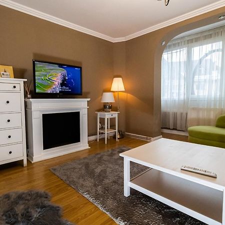 Central Apt. Near Afi Mall, 5 Mins To The Old Town By Car Apartment Brasov Exterior photo